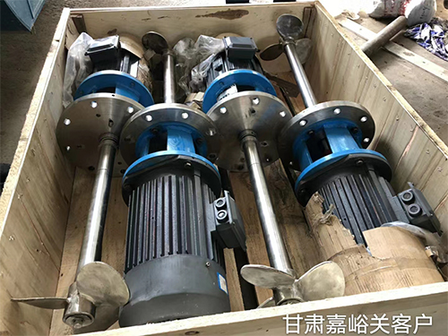 混凝土攪拌機襯板為何要噴漆